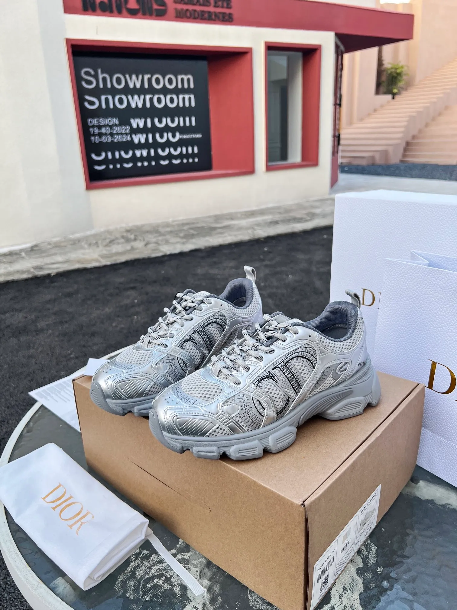 👟👟Ex-factory price 600👟👟 High version couple model🍸 Dior Dior | 2024 ˢˢDilraba, many stars have the same style. L’s 2024 spring and summer new products. The latest popular Chrono series, thick-soled mesh color-blocking running shoes, dad shoes, casual sports shoes series〰 Original purchase, development and production👍🏻This Dior Chrono sneaker is made of white and black mesh fabric with leather effect panels. The CD logo on both sides, the star patch on the tongue and the Dior logo on the heel, many details highlight the style. The two-tone laces, lightweight sole and star embellishment allow for a casual look all year round, complementing a variety of casual or elegant pieces. ♺Upper: Original imported first-layer cowhide + mesh ♺Inner lining: Original customized breathable lining ♺Outsole: Original molded EVA super light and super soft outsole ♺Heel height: 4.5cm ♺Size: Female 35-41 Male 39-45 (Female 40.41 Male 45 customized)